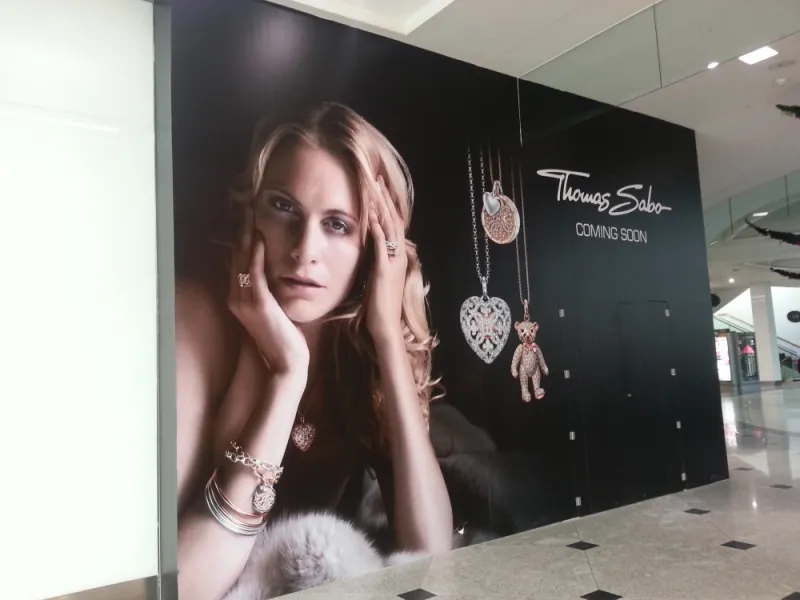 OMEGA-3 participa en la nueva tienda de la firma THOMAS SABO en el CC Diagonal Mar 